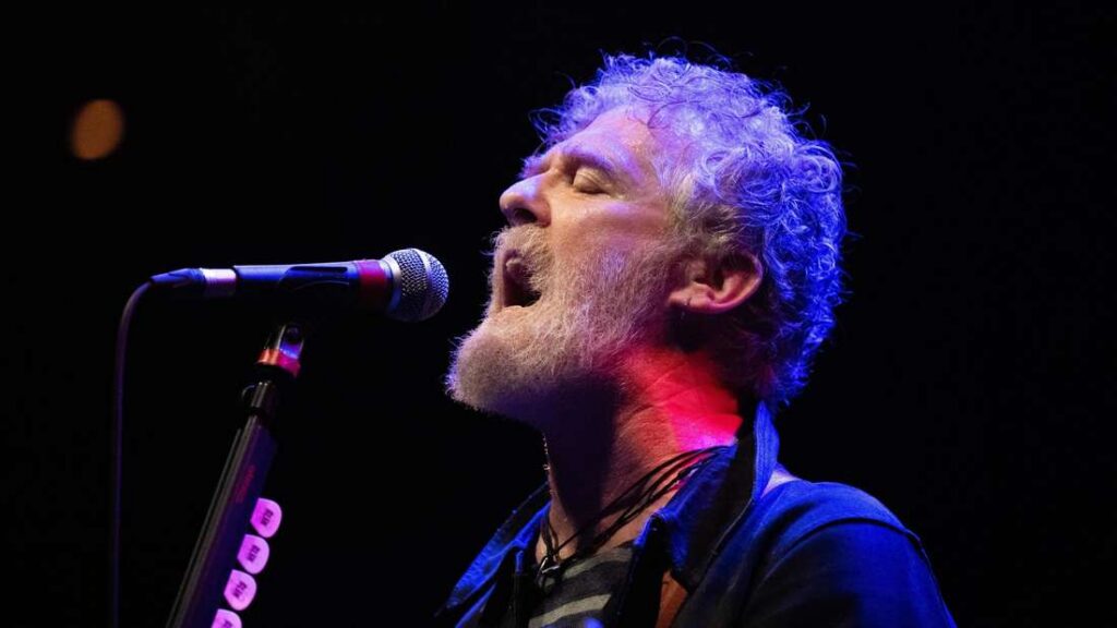 43523786-glen-hansard-bei-einem-auftritt-im-mai-2026-in-london-2JBoDRtnhAfe