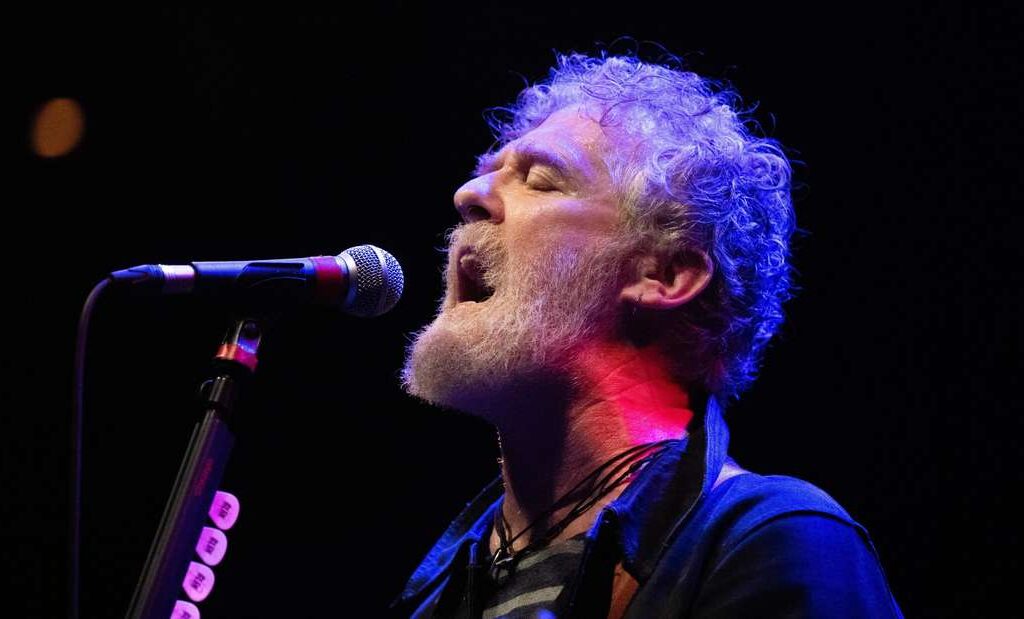 43523786-glen-hansard-bei-einem-auftritt-im-mai-2026-in-london-2JBoDRtnhAfe