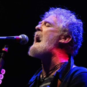 43523786-glen-hansard-bei-einem-auftritt-im-mai-2026-in-london-2JBoDRtnhAfe