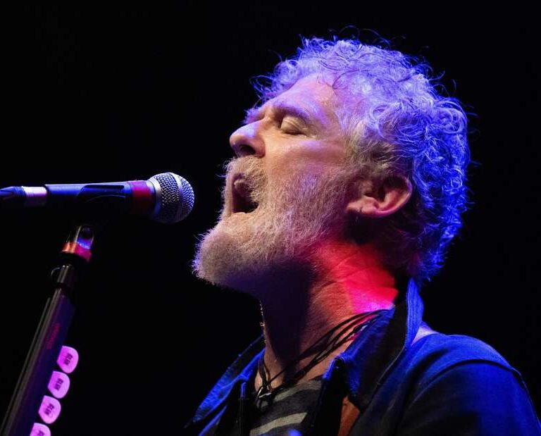 43523786-glen-hansard-bei-einem-auftritt-im-mai-2026-in-london-2JBoDRtnhAfe