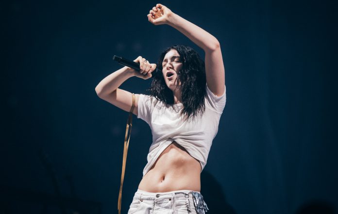 NMEAR_NME-GLASTO-2025-LORDE-LIVE-DEREK-BREMNER-16@2000x1270-696x442