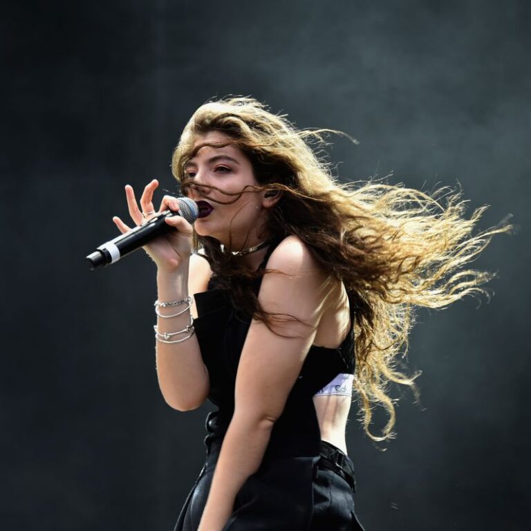 lorde-performs-at-lollapalooza-festival-_23