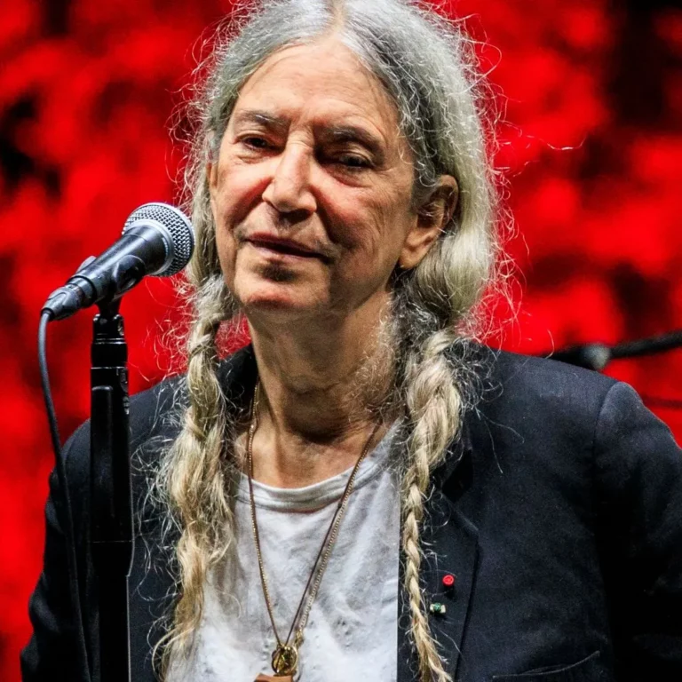 patti-smith-16-9-aspect-ratio-default-0_da39
