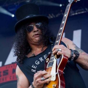 slash-hat-culry-hair-guitar-on-stage-black-tankk-1024x683