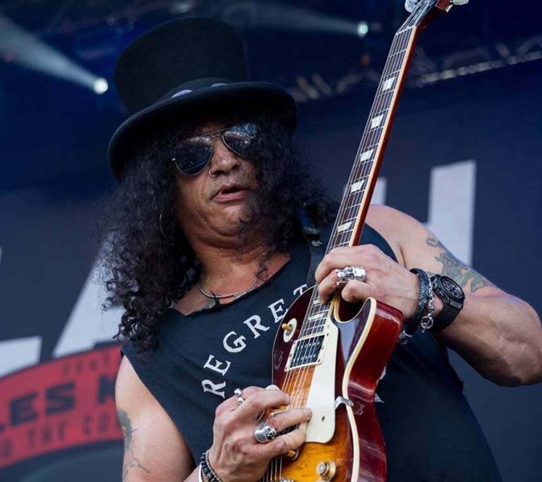 slash-hat-culry-hair-guitar-on-stage-black-tankk-1024x683