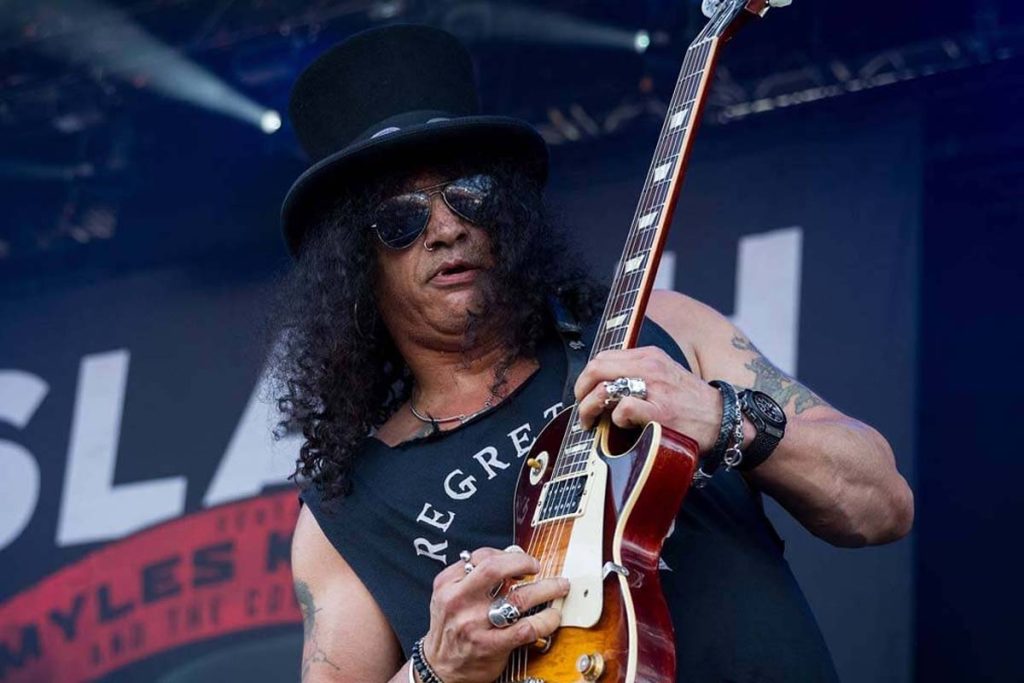 slash-hat-culry-hair-guitar-on-stage-black-tankk-1024x683